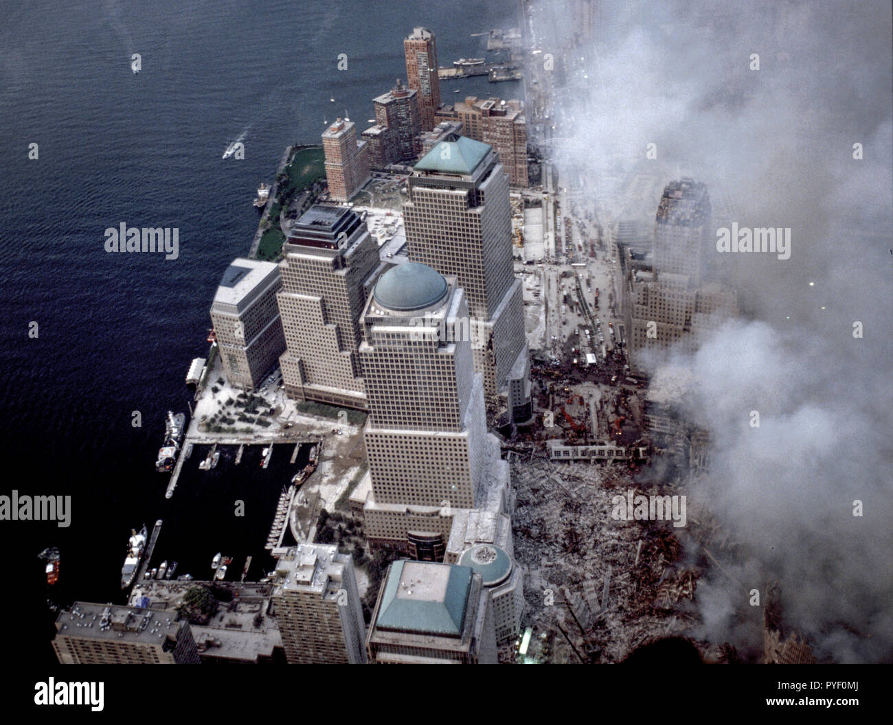 Sep 13, 2001 - les antennes de feu couvant, World Trade Center Ground Zero site après le 11 septembre, attentats terroristes de 2001. Photo par Gary Ell Banque D'Images