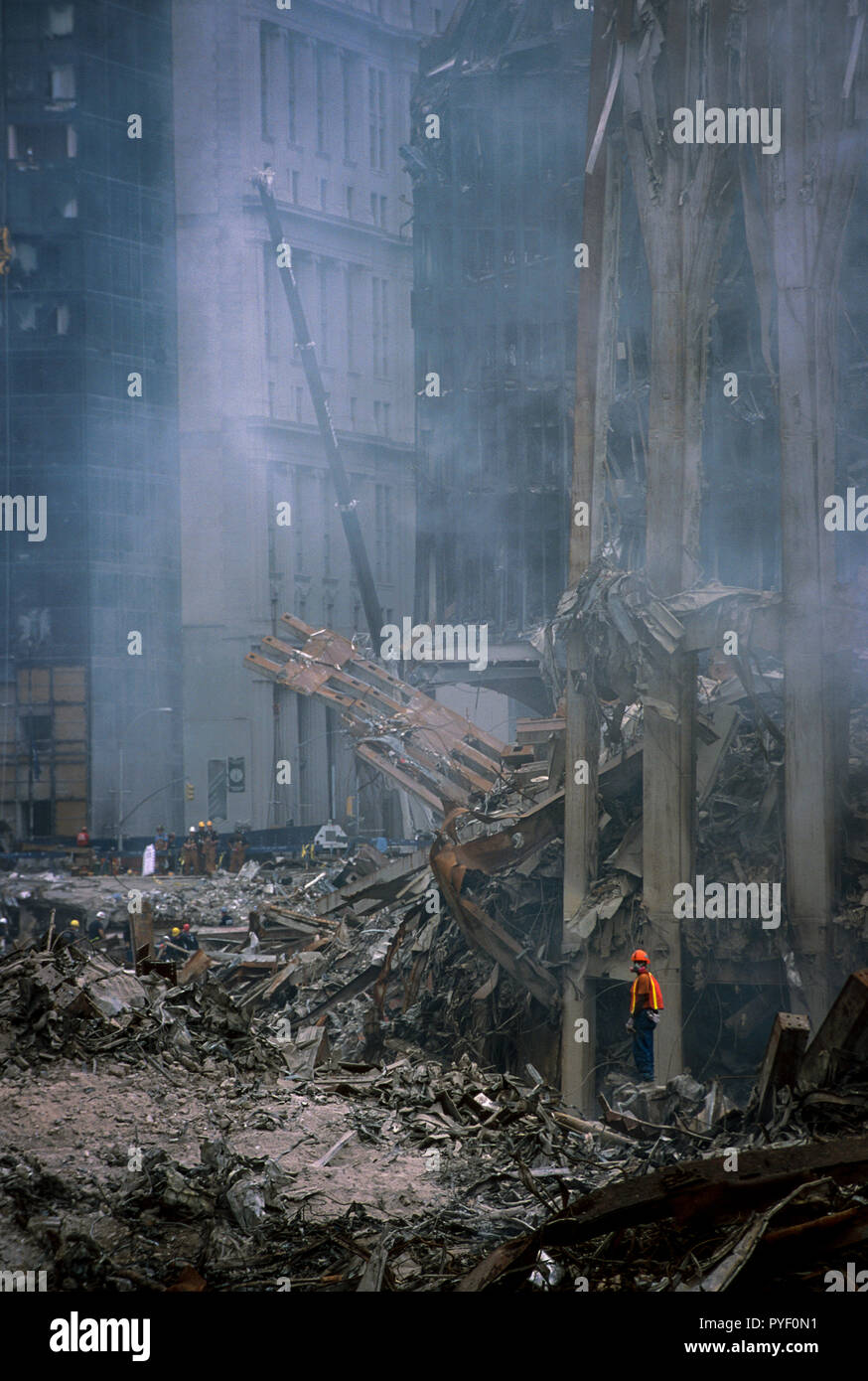 Sep 24, 2001 - Recherche et récupération à Ground Zero, à la suite des attaques terroristes du 11 septembre au World Trade Center. Photo par Gary Ell Banque D'Images