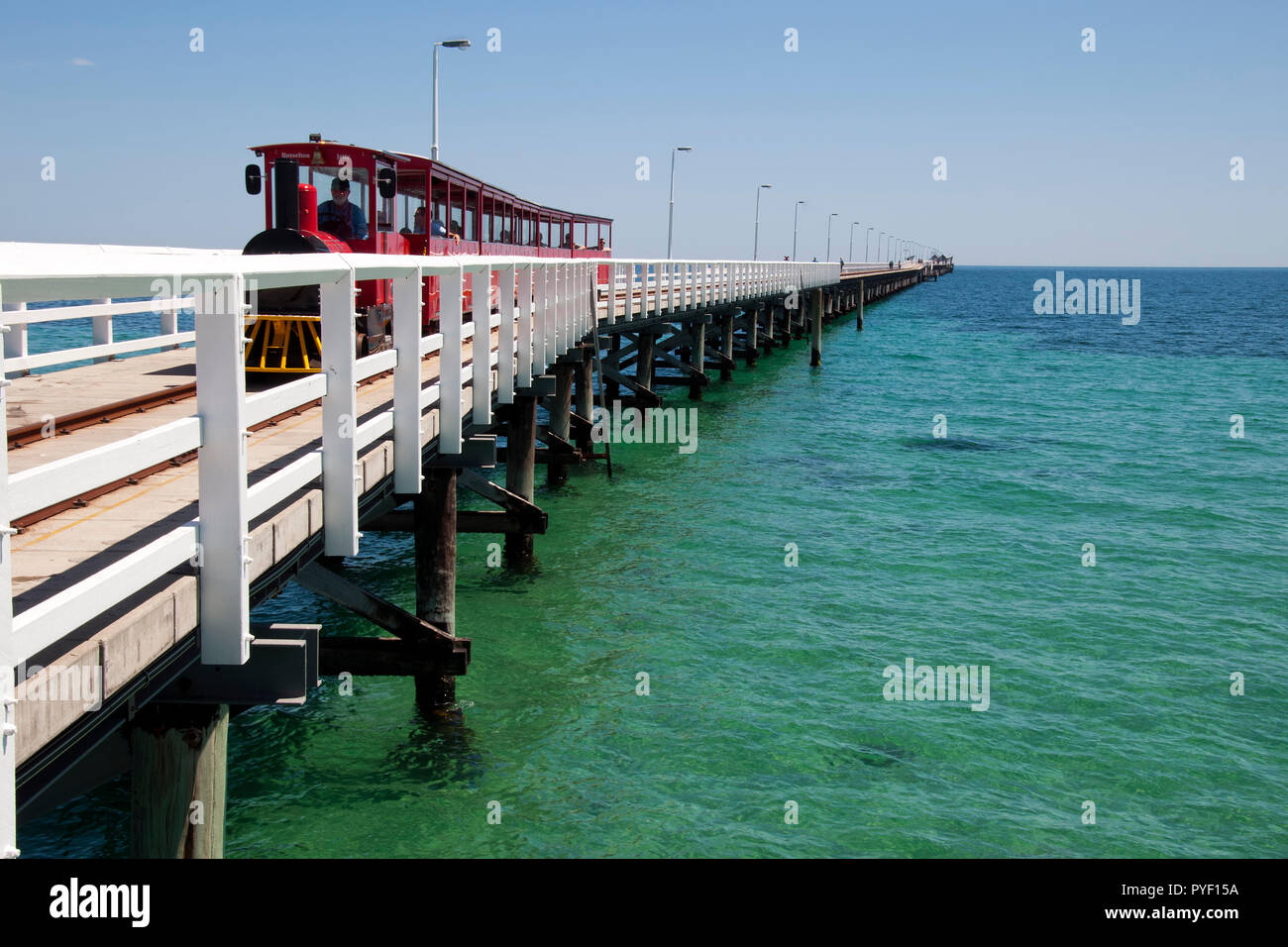 Busselton Australie nov 9 2017, train touristique sur la plus longue jetée en bois dans le sud de l'hémisphère occidental Banque D'Images