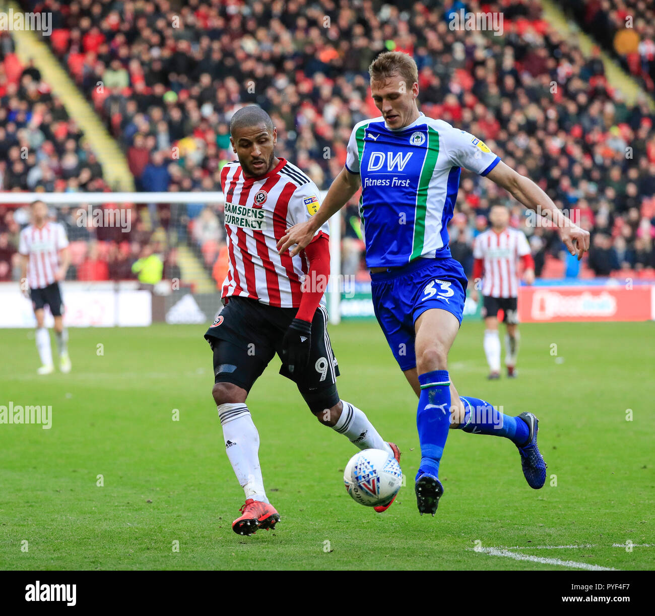 27 octobre 2018, Bramall Lane, Sheffield, Angleterre ; Sky Bet Championship, Sheffield United v Wigan ;Leon Clarke (09) de Sheffield United et Dan Burn (33) de défi pour le Wigan Athletic ball Crédit : Conor Molloy/News Images images Ligue de football anglais sont soumis à licence DataCo Banque D'Images