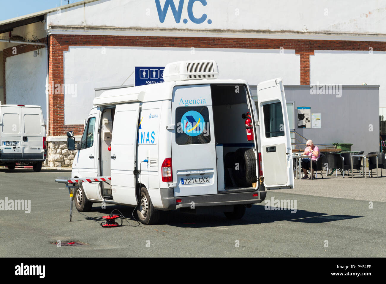 Une machine à rayons X mobiles utilisés pour le contrôle du Port de Santander valises voyageurs. Banque D'Images