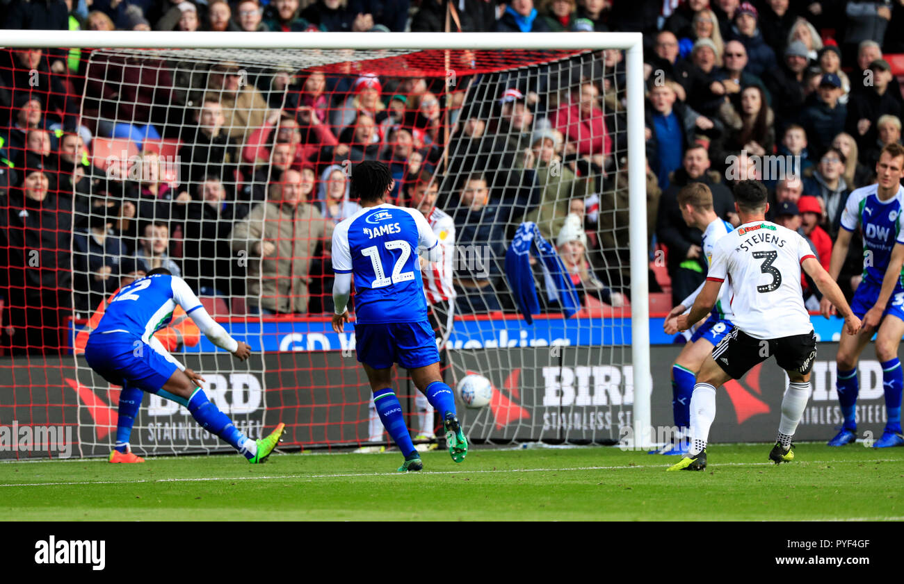 27 octobre 2018, Bramall Lane, Sheffield, Angleterre ; Sky Bet Championship, Sheffield United v Wigan ; Cheyenne Dunkley (22) des faisceaux de Wigan Athletic dans un but à la 23e minute pour établir le pointage à 1-0 Sheffield United Credit : Conor Molloy/News Images images Ligue de football anglais sont soumis à licence DataCo Banque D'Images