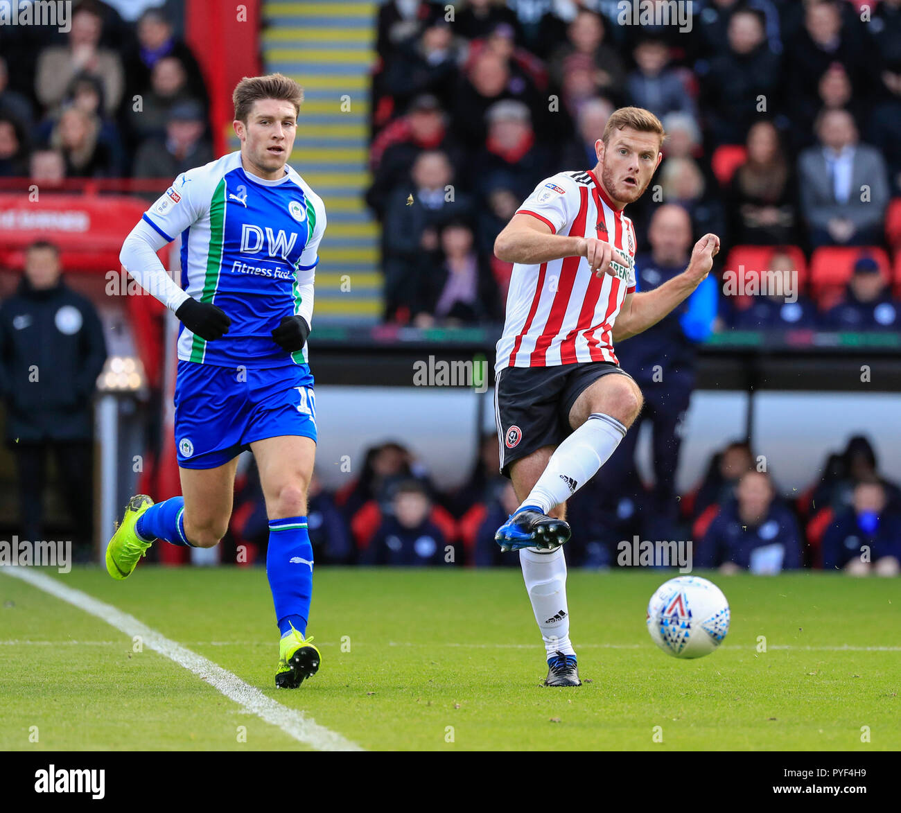 27 octobre 2018, Bramall Lane, Sheffield, Angleterre ; Sky Bet Championship, Sheffield United v Wigan ; Jack O'Connell (05) de Sheffield United passe le ballon à large vu par Josh Windass (10) de crédit : Wigan Athletic Conor Molloy/News Images images Ligue de football anglais sont soumis à licence DataCo Banque D'Images