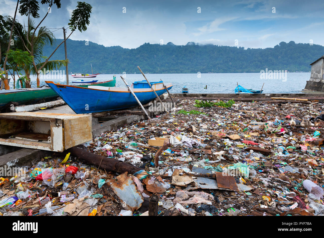 Champ d'ordures horrible le long de la côte à l'île de Banda Neira, Moluques, Indonésie Banque D'Images