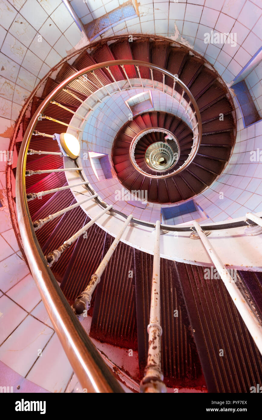 Point de vue dynamique de la phare de la Coubre snail escalier qui descend, Charente Maritime, France Banque D'Images