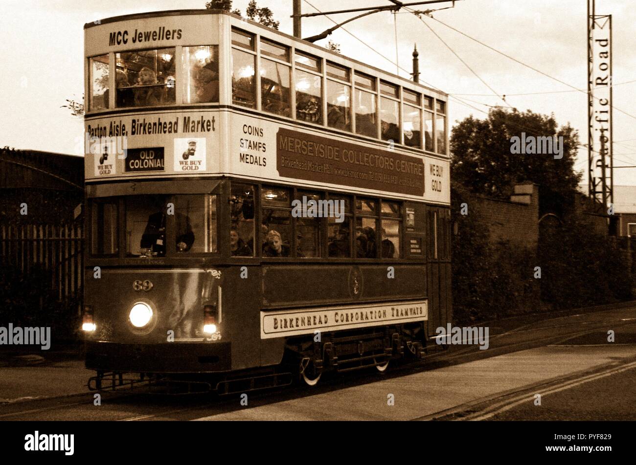 Wirral Merseyside Uk,trams mis sur twilight pour l'événement de crédit 1er temps Ian Fairbrother/Alamy Stock Photos Banque D'Images