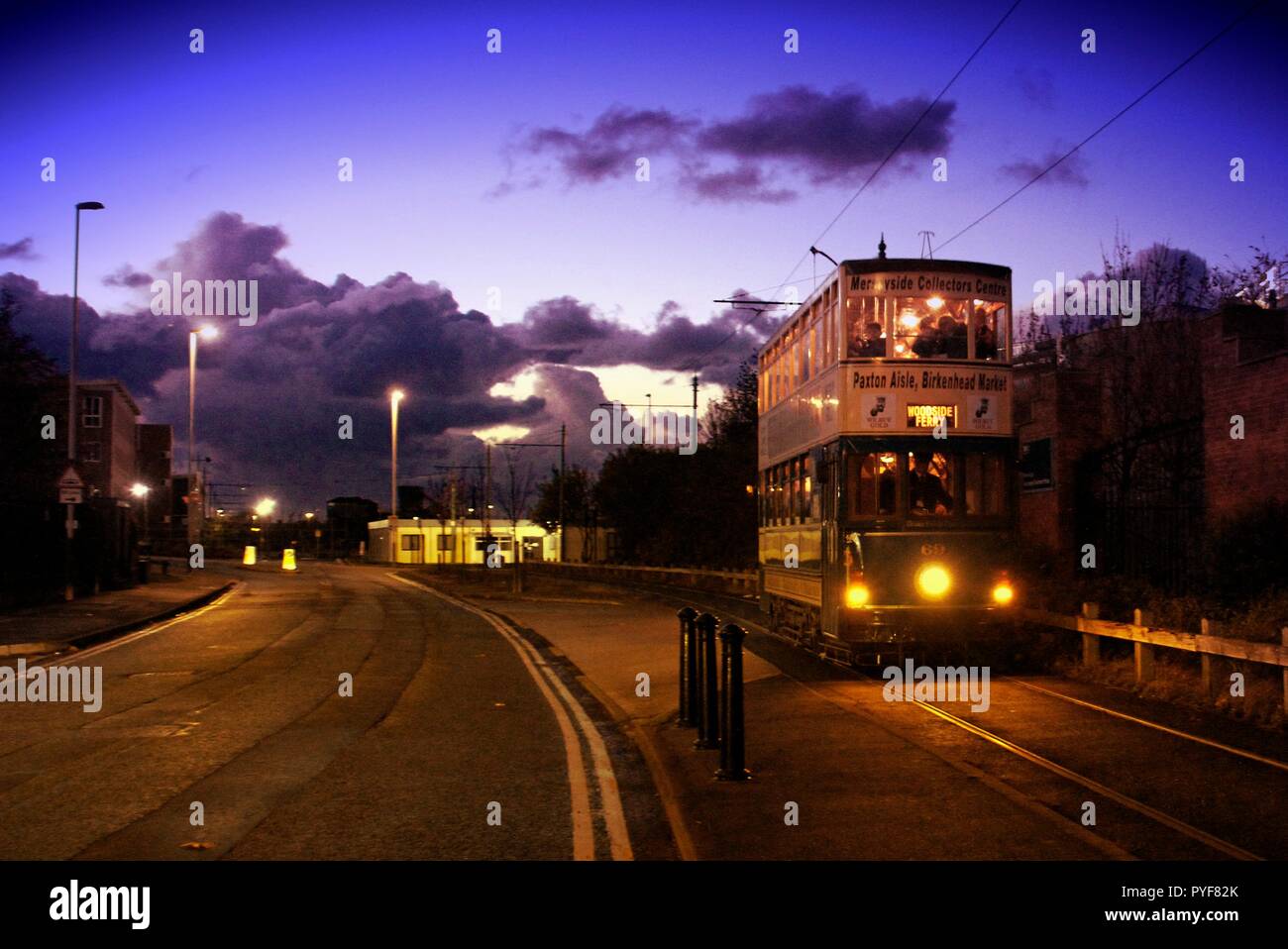 Wirral Merseyside Uk,trams mis sur twilight pour l'événement de crédit 1er temps Ian Fairbrother/Alamy Stock Photos Banque D'Images