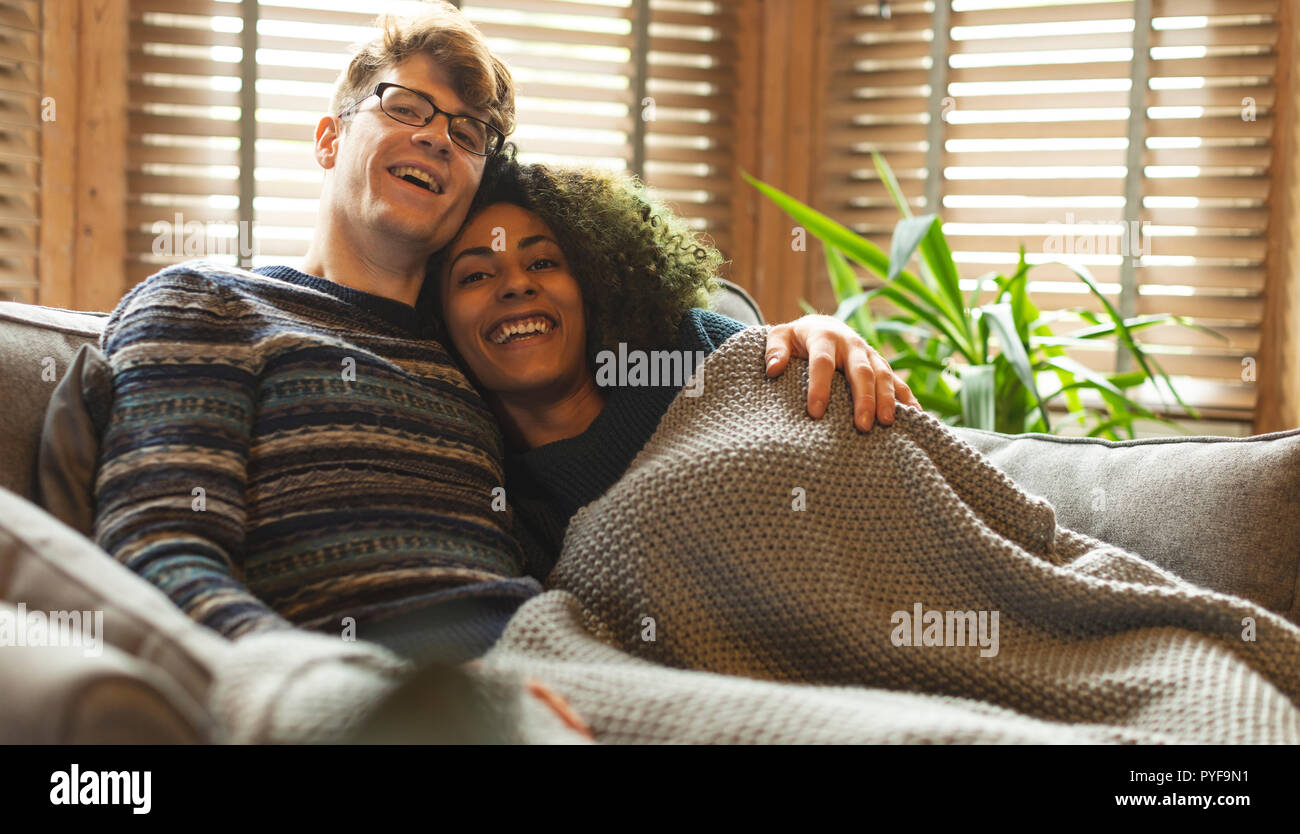 Couple et reading book in living room Banque D'Images