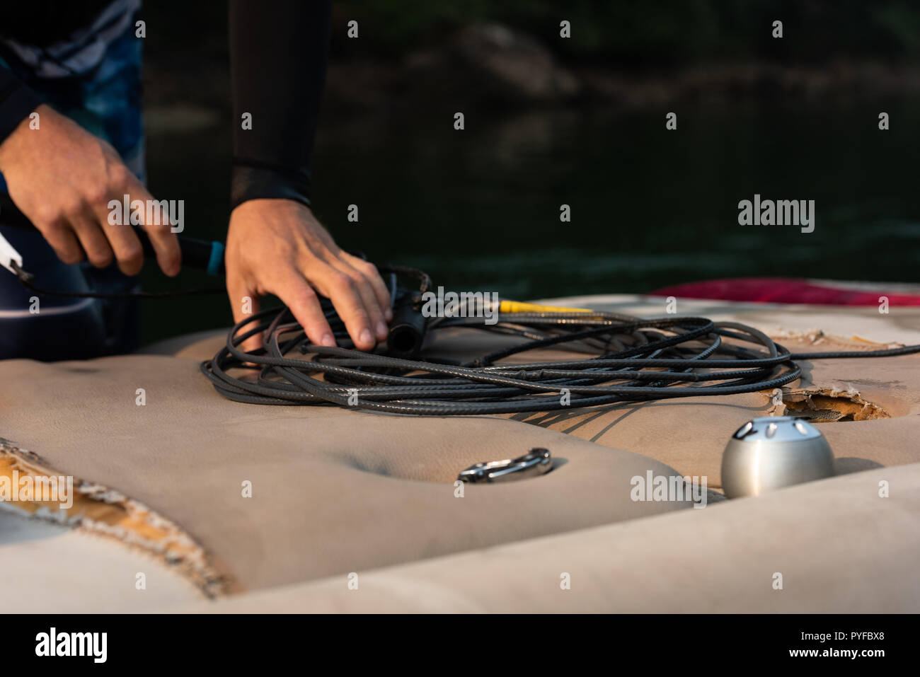 Man holding electric wire Banque D'Images