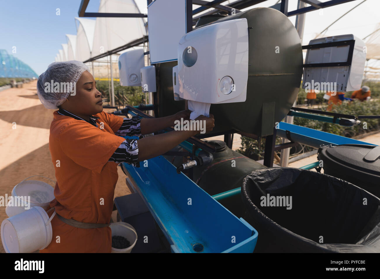 Travailleur de travailler sur la machine en bleuetière Banque D'Images