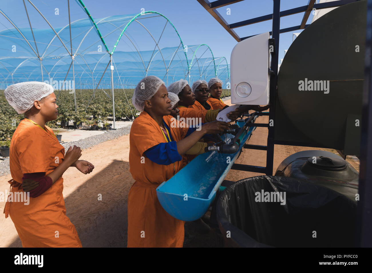 Les travailleurs qui travaillent sur la machine Banque D'Images