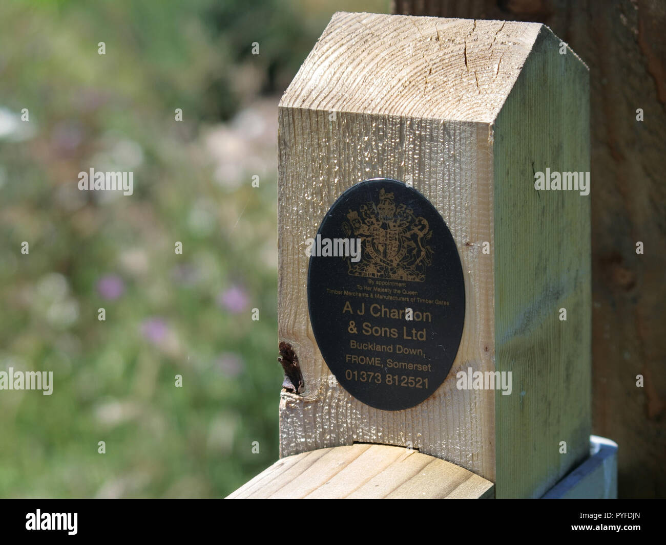 Tout nouveau ou en bois porte en bois avec le nom du fabricant AJ Charlton & Sons Ltd, UK Banque D'Images