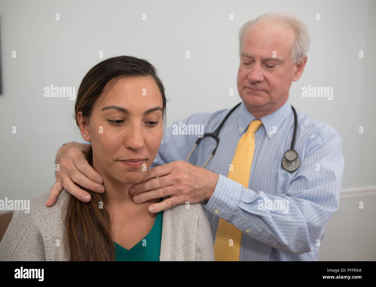 Les visites chez le médecin avec le patient dans la salle d'examen. Banque D'Images