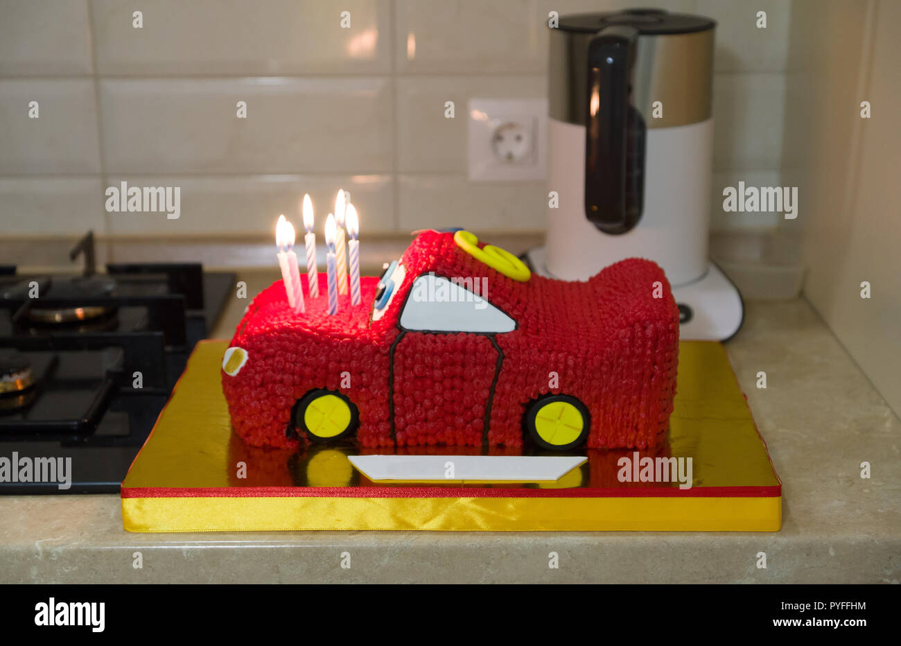 Gateau D Anniversaire Sous La Forme D Une Voiture De Sport Avec Des Bougies Photo Stock Alamy Gateau D Anniversaire Sous La Forme D Une Voiture De Sport Avec Des Bougies Photo Stock Alamy