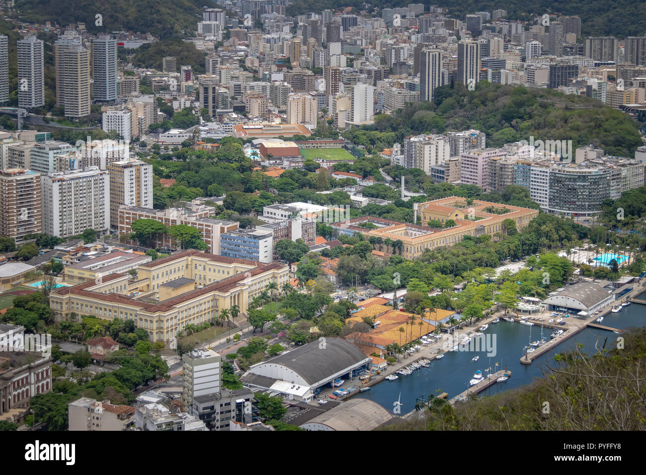 Vue aérienne de la Urca quartier avec l'Université de Rio de Janeiro (UFRJ) et l'Institut Benjamin Constant - Rio de Janeiro, Brésil Banque D'Images