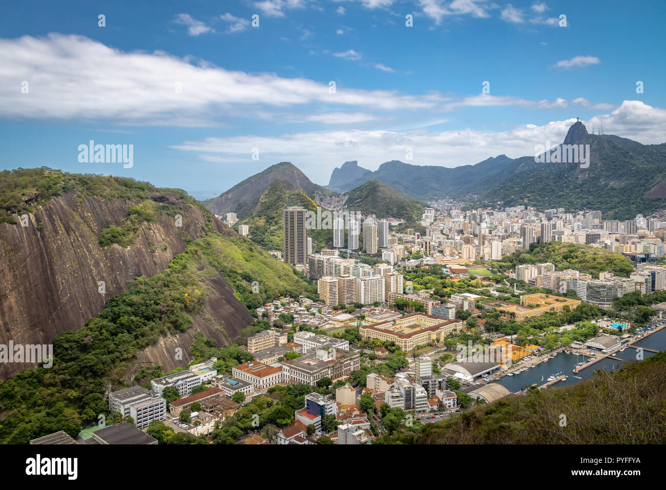 Vue aérienne de Rio de Janeiro avec Babilonia Hill et la montagne du Corcovado - Rio de Janeiro, Brésil Banque D'Images