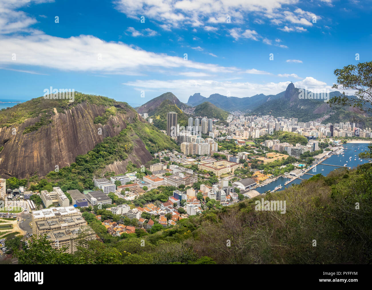 Vue aérienne de Rio de Janeiro avec Babilonia Hill et la montagne du Corcovado - Rio de Janeiro, Brésil Banque D'Images