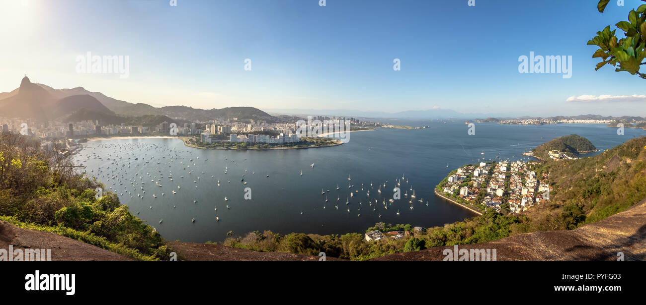 Vue panoramique vue aérienne de Rio de Janeiro et la baie de Guanabara avec la montagne du Corcovado - Rio de Janeiro, Brésil Banque D'Images