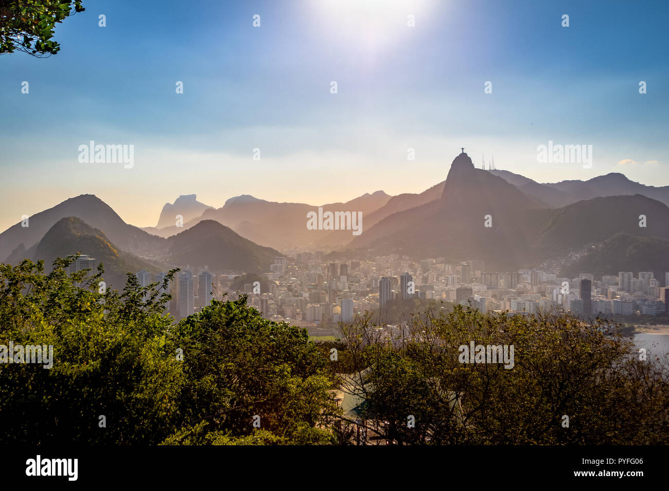Vue aérienne de Rio de Janeiro skyline avec la montagne du Corcovado - Rio de Janeiro, Brésil Banque D'Images