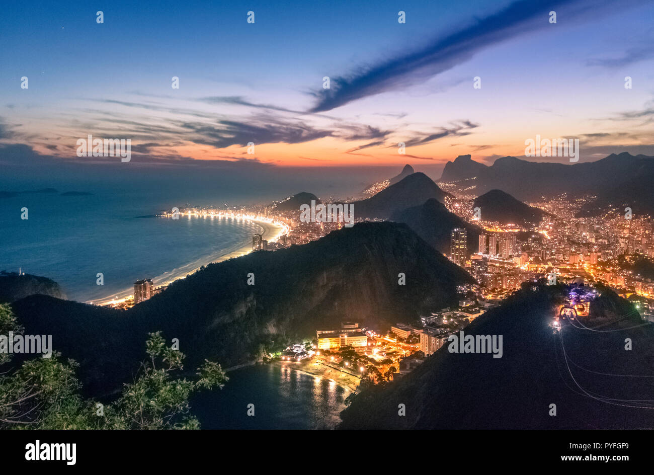 Vue aérienne de la côte de Rio de Janeiro Copacabana Praia Vermelha avec et plage le soir - Rio de Janeiro, Brésil Banque D'Images