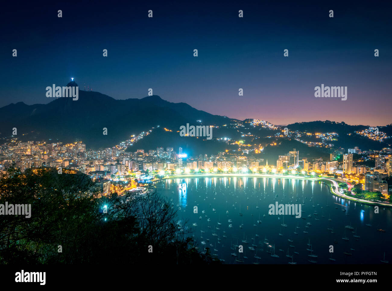 Vue aérienne de Rio de Janeiro et la baie de Guanabara avec nuit à la montagne du Corcovado - Rio de Janeiro, Brésil Banque D'Images
