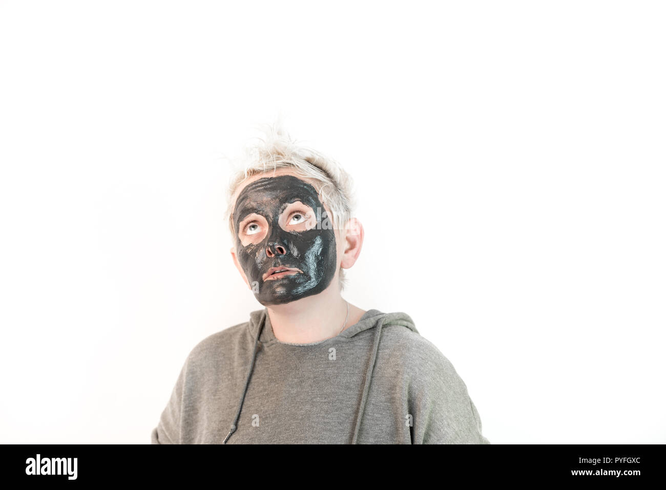 Montrer les émotions pures - visage d'une femme avec un masque noir montrant différentes émotions Banque D'Images