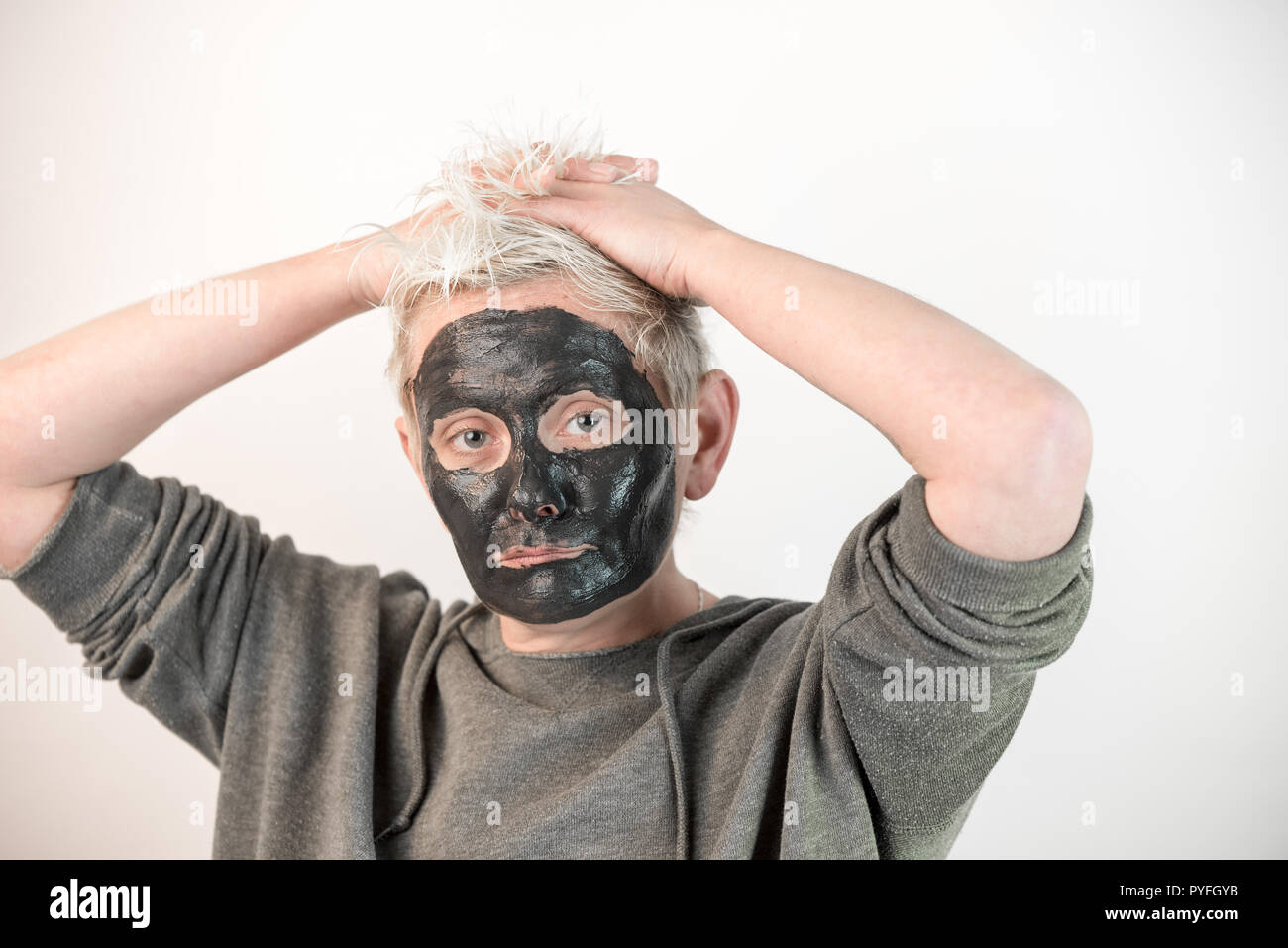Montrer les émotions pures - visage d'une femme avec un masque noir montrant différentes émotions Banque D'Images