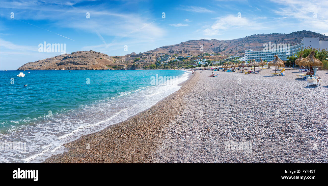 Des chaises longues et des parasols sur la plage de Vlycha près de hotel resort (Rhodes, Grèce) Banque D'Images