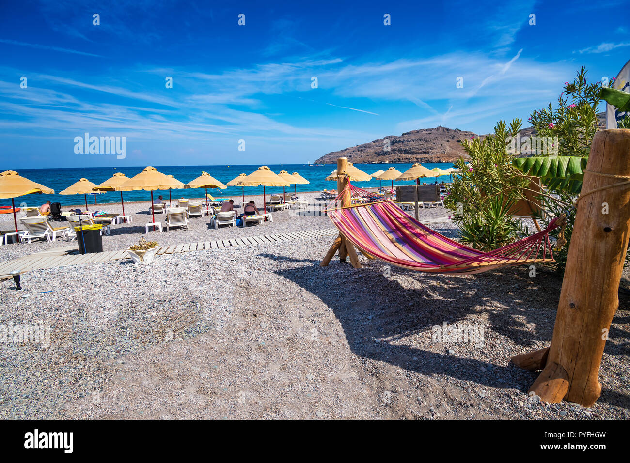 Hammack des chaises longues et des parasols sur la plage de Vlycha près du village de Lindos (Rhodes, Grèce) Banque D'Images