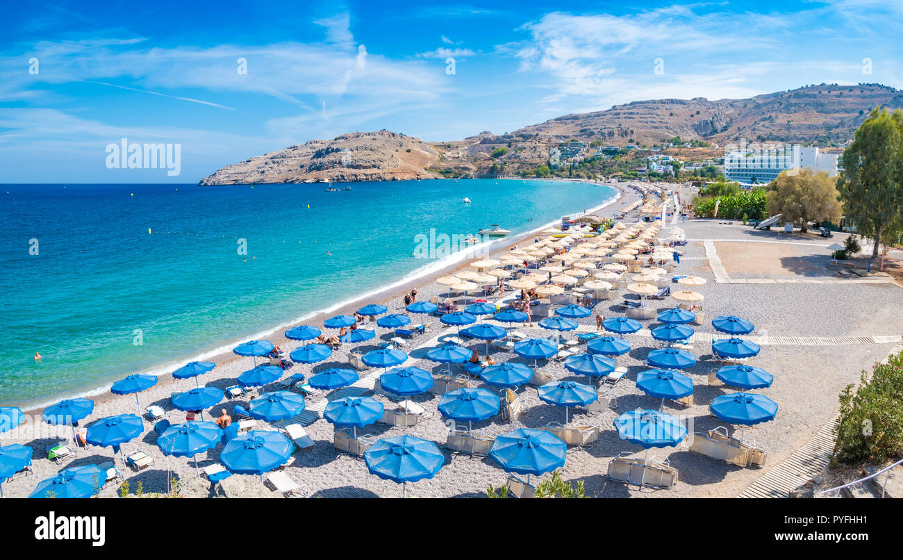 Des chaises longues et des parasols sur la plage de Vlycha près de hotel resort (Rhodes, Grèce) Banque D'Images