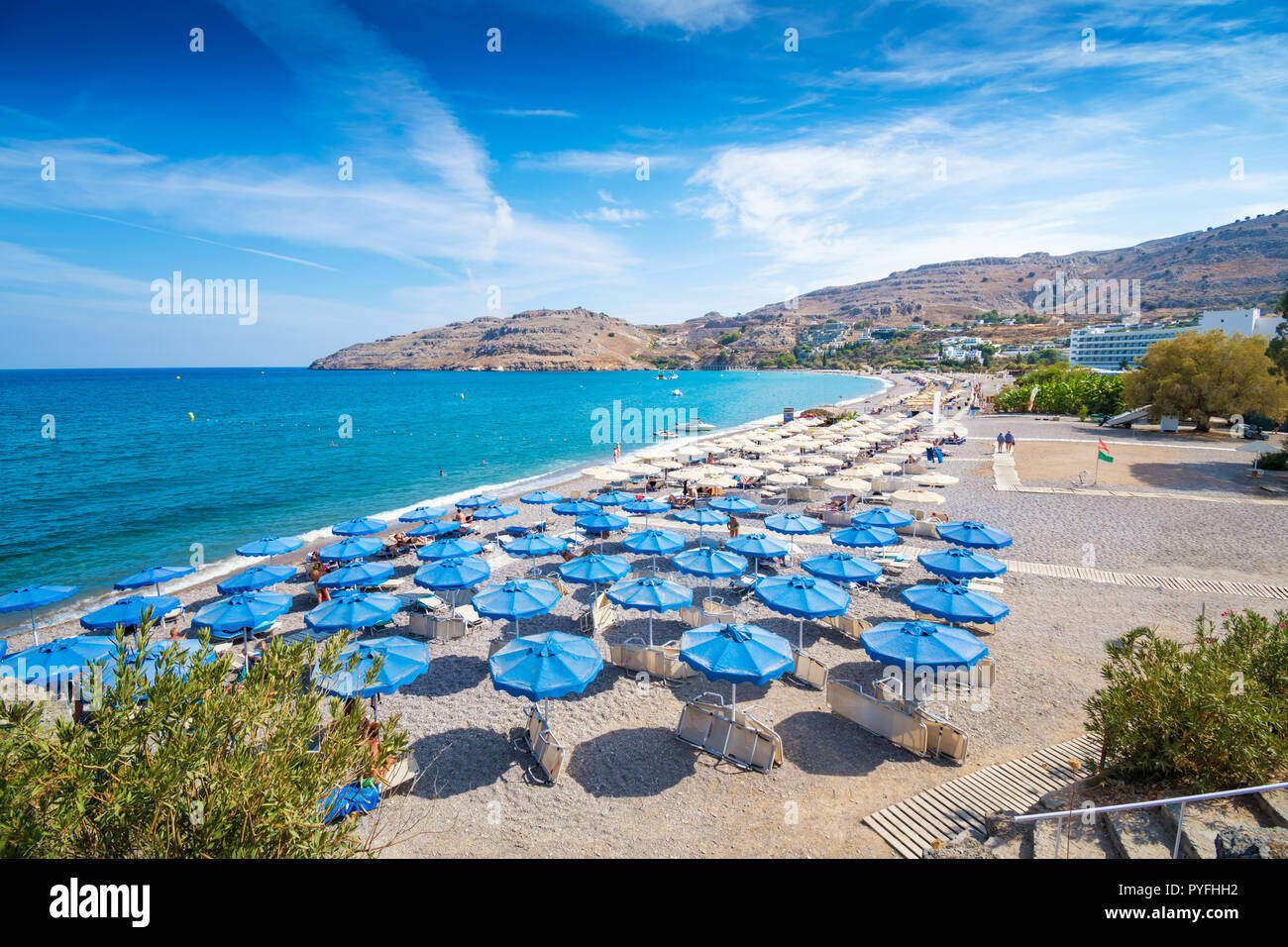 Des chaises longues et des parasols sur la plage de Vlycha près de hotel resort (Rhodes, Grèce) Banque D'Images