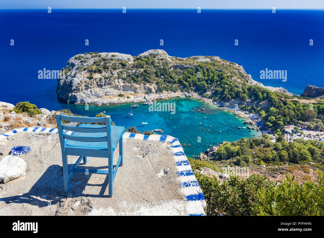 Endroit idéal pour admirer la baie Anthony Quinn et Méditerranée (Rhodes, Grèce) Banque D'Images