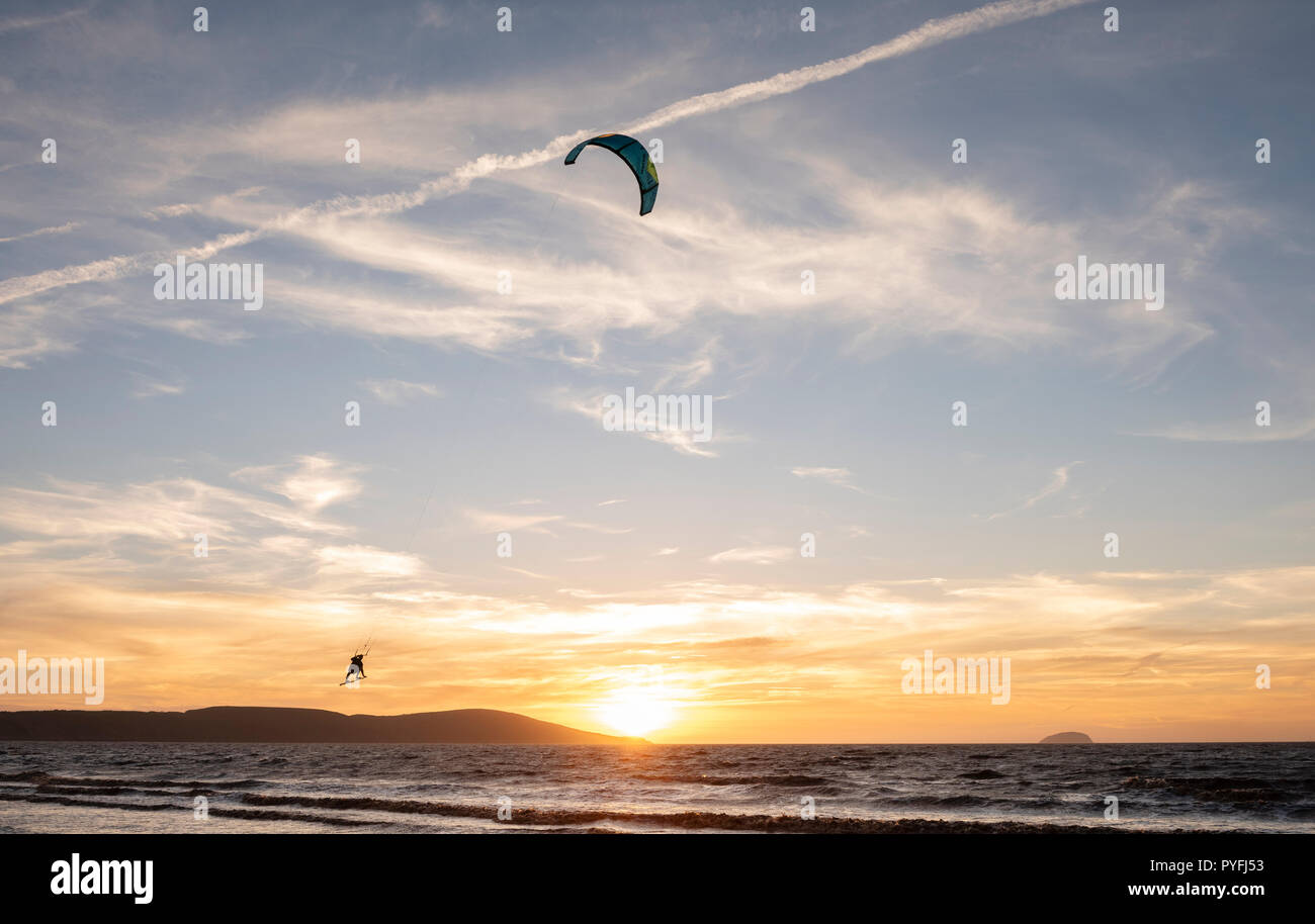 Le kite surf avec un beau coucher du soleil à Weston super Mare. Banque D'Images