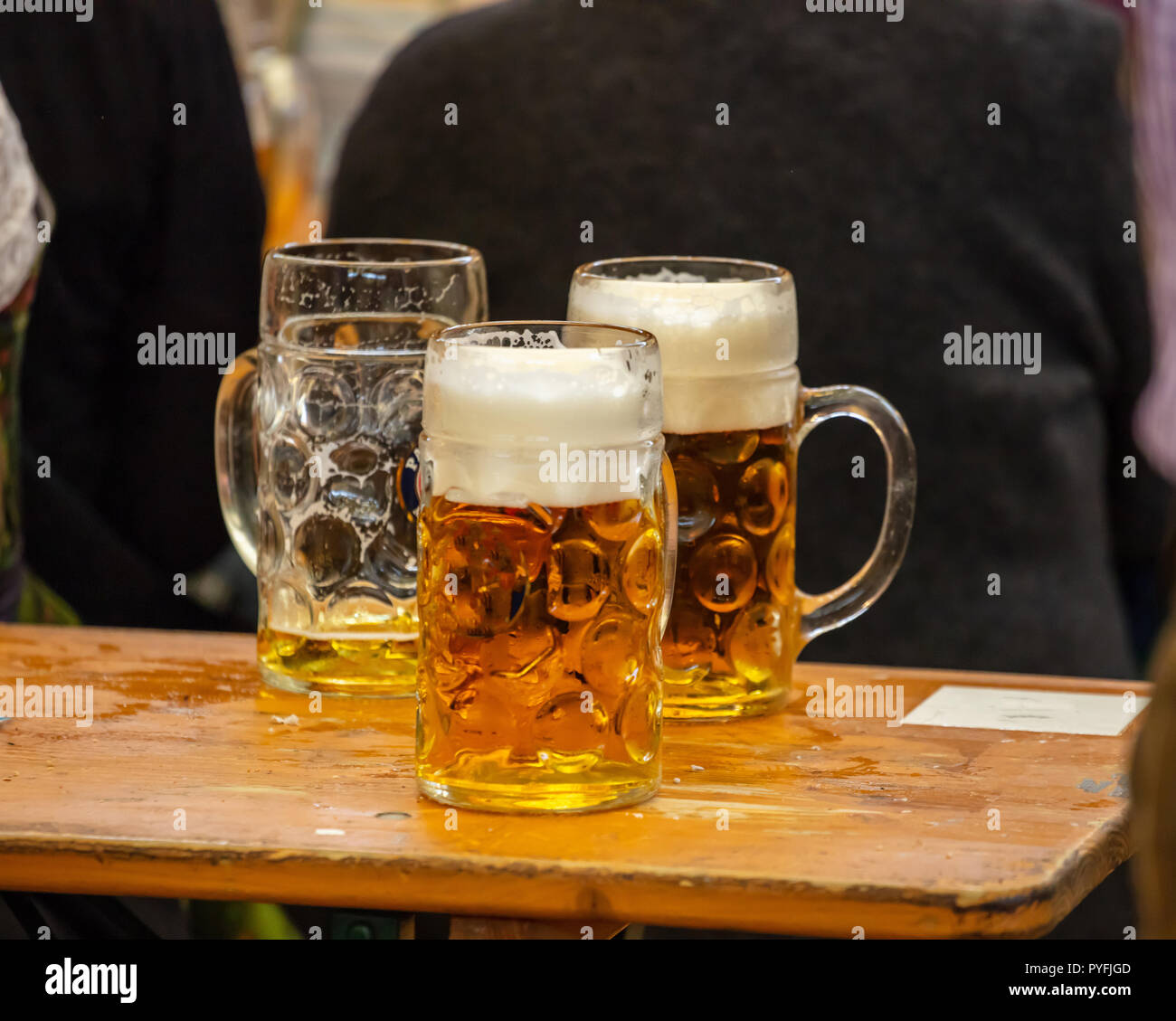 Tasses de bière bavaroise sur un bureau en bois, vue rapprochée. L'Oktoberfest, Munich, Allemagne. Banque D'Images