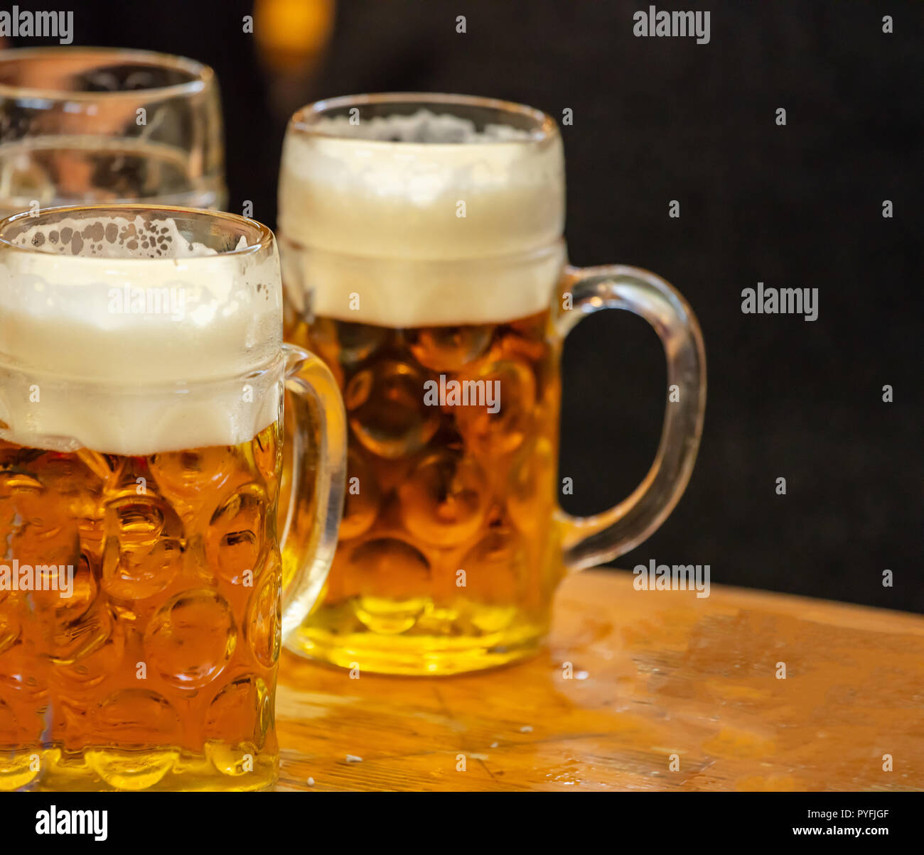 Tasses de bière bavaroise sur un bureau en bois, vue rapprochée. L'Oktoberfest, Munich, Allemagne. Banque D'Images