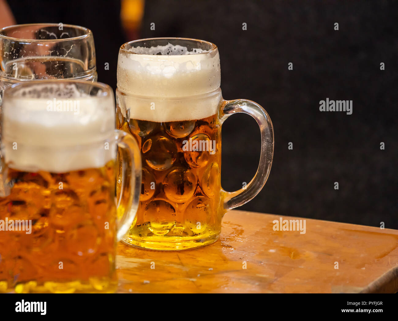 Tasses de bière bavaroise sur un bureau en bois, vue rapprochée. L'Oktoberfest, Munich, Allemagne. Banque D'Images