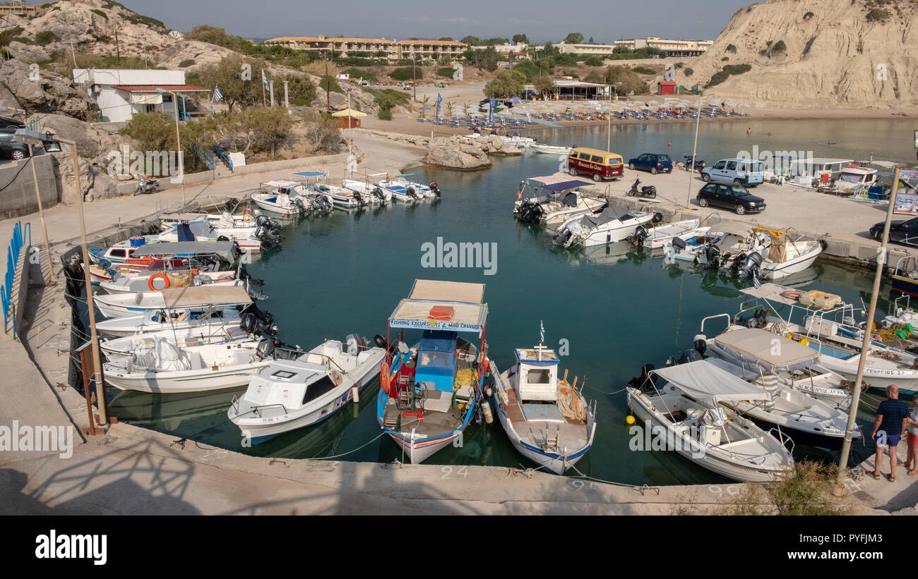 Bateaux dans le port dans une petite alcôve de Rhodes, Grèce. Banque D'Images