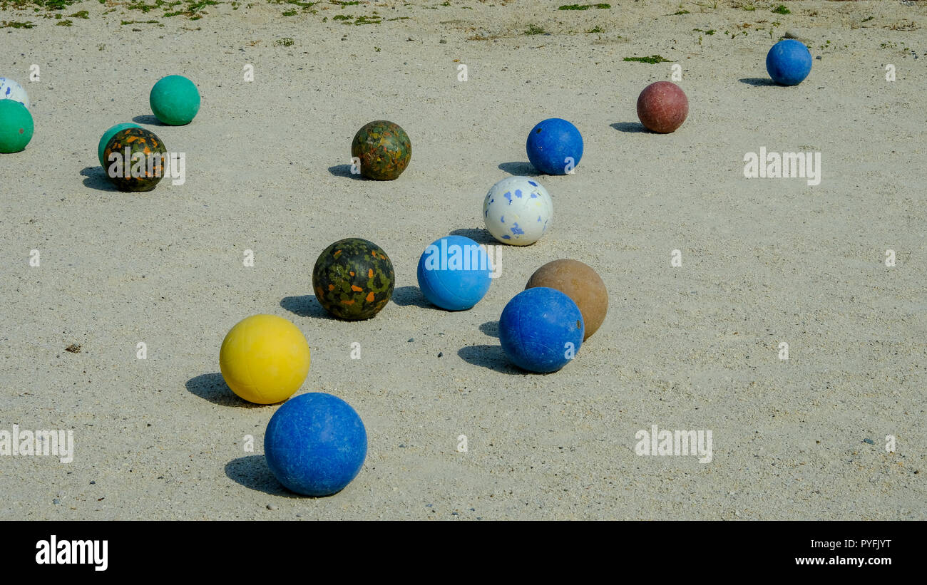 Boules de couleur dans un jeu pour enfants d'une école à Kolombia Beach