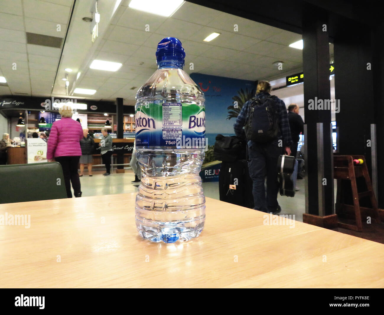 Bouteille d'eau à l'aéroport de Leeds Bradford West Yorkshire Angleterre Yeadon Banque D'Images