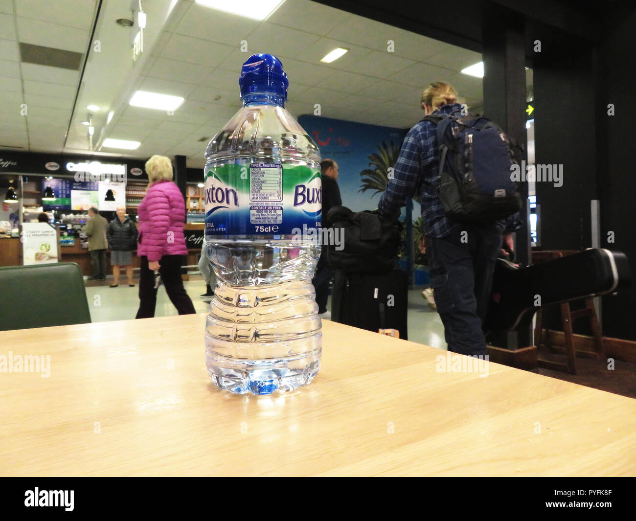 Bouteille d'eau à l'aéroport de Leeds Bradford West Yorkshire Angleterre Yeadon Banque D'Images