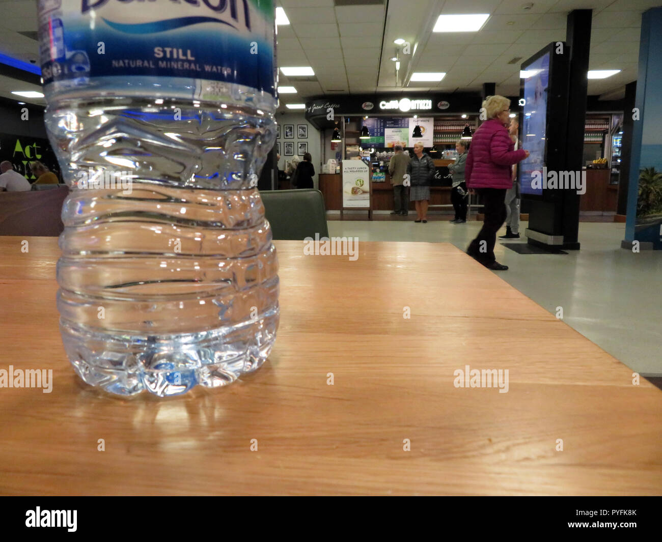 Bouteille d'eau à l'aéroport de Leeds Bradford West Yorkshire Angleterre Yeadon Banque D'Images