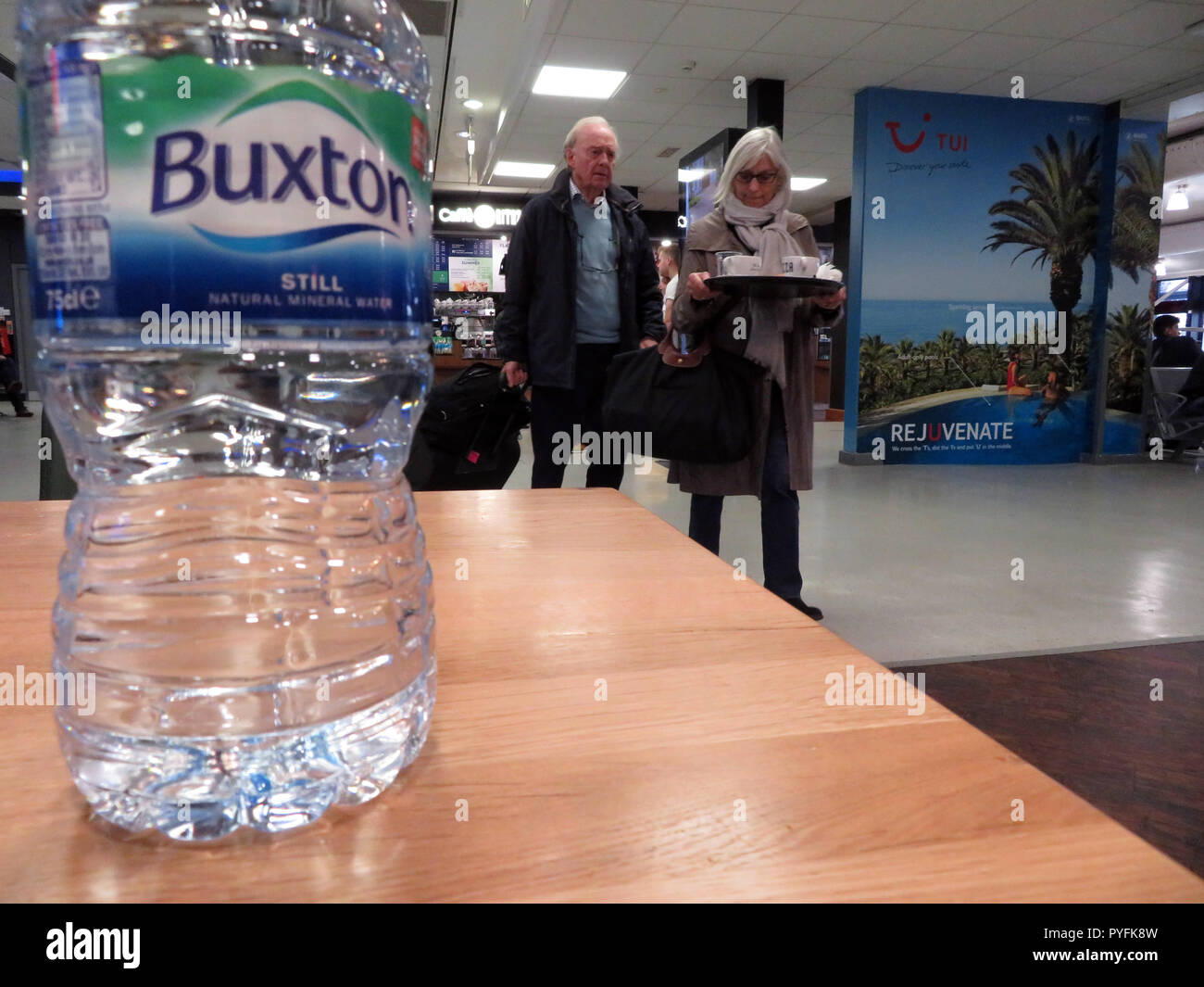 Bouteille d'eau à l'aéroport de Leeds Bradford West Yorkshire Angleterre Yeadon Banque D'Images