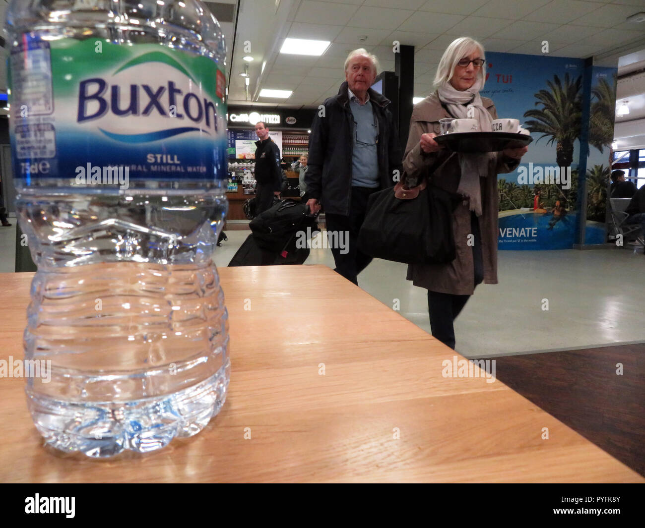 Bouteille d'eau à l'aéroport de Leeds Bradford West Yorkshire Angleterre Yeadon Banque D'Images