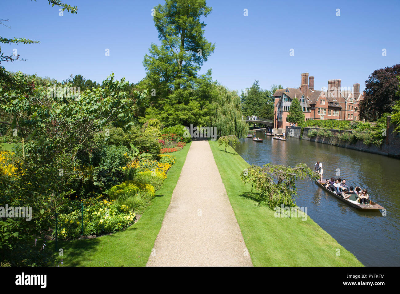 Promenades en barque sur la rivière Cam à Cambridge vu de Clare College Bridge surplombant Clare College Fellows Garden et Trinity Hall College Banque D'Images