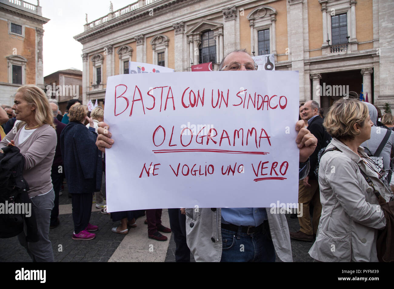 Roma, Italie. 27 Oct, 2018. Manifestation à Piazza del Campidoglio à Rome avec des centaines de citoyens romains à défendre la dignité de Rome Crédit : Matteo Nardone/Pacific Press/Alamy Live News Banque D'Images