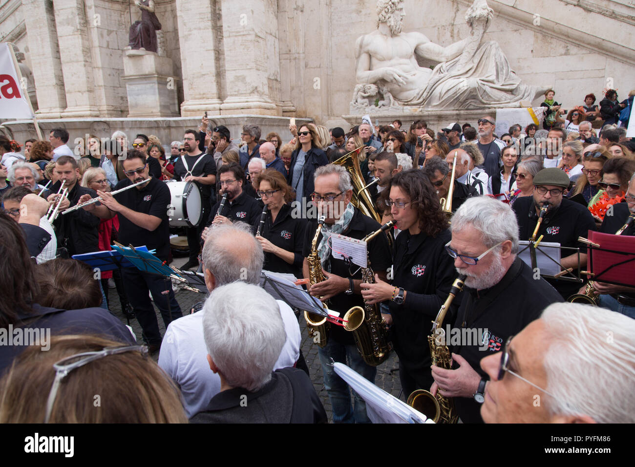 Roma, Italie. 27 Oct, 2018. Manifestation à Piazza del Campidoglio à Rome avec des centaines de citoyens romains à défendre la dignité de Rome Crédit : Matteo Nardone/Pacific Press/Alamy Live News Banque D'Images