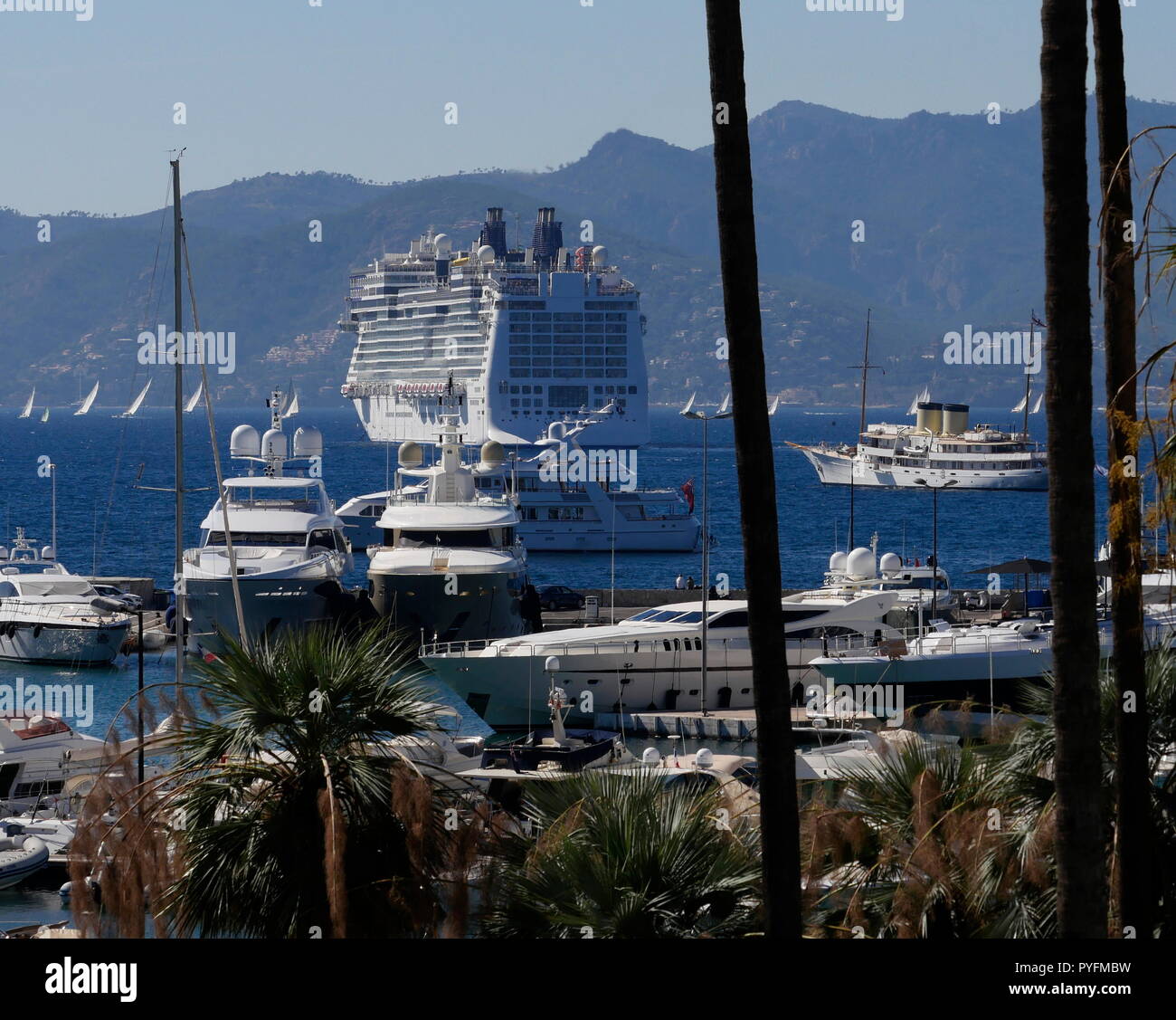 AJAXNETPHOTO. En 2018. CANNES, FRANCE. - Côte D'AZUR RESORT - À L'OUEST À TRAVERS LA BAIE DE CANNES AVEC SUPER YACHTS ET VEDETTE À MOTEUR AMARRÉ À PORT PIERRE CANTO MARINA, un paquebot de croisière norvégienne ancré dans la baie. PHOTO:JONATHAN EASTLAND/AJAX REF:180310 GX8  719 Banque D'Images