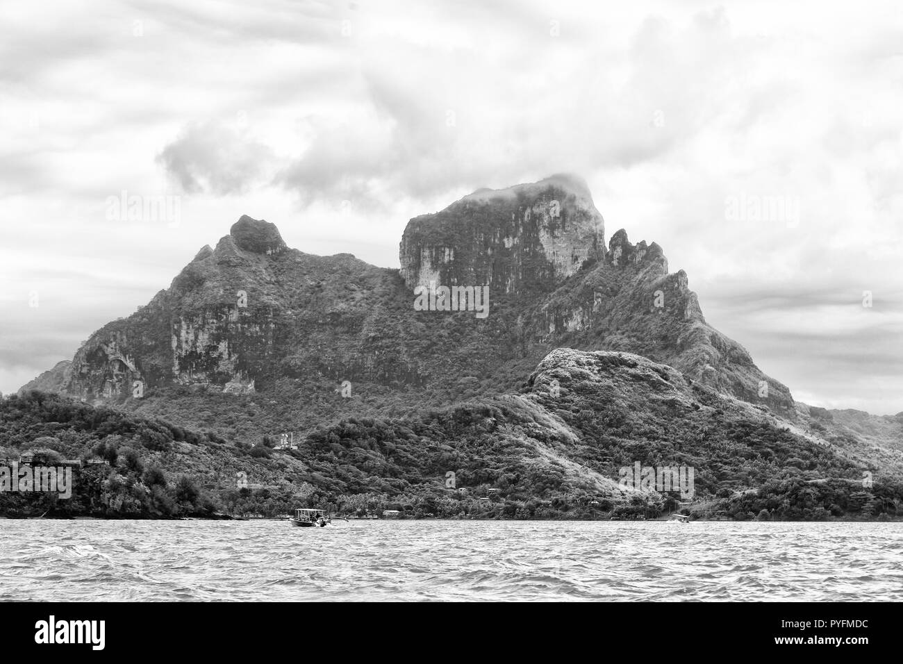 Dans polinesya islland la bora bora de la mer et de la colline près du cloud Banque D'Images