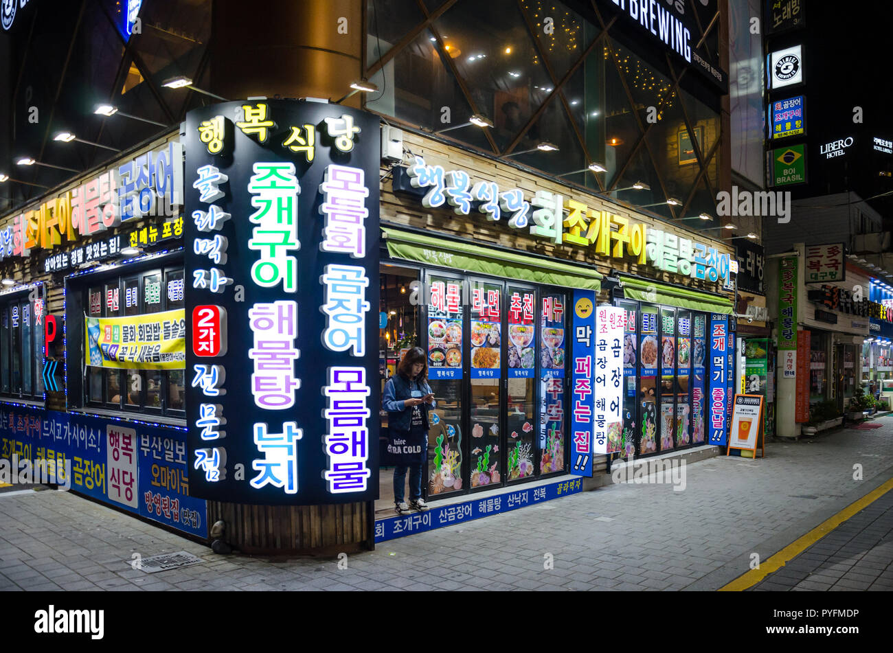 Un restaurant à Haueundae, Busan, Corée du Sud est éclairé avec des néons la nuit. Banque D'Images