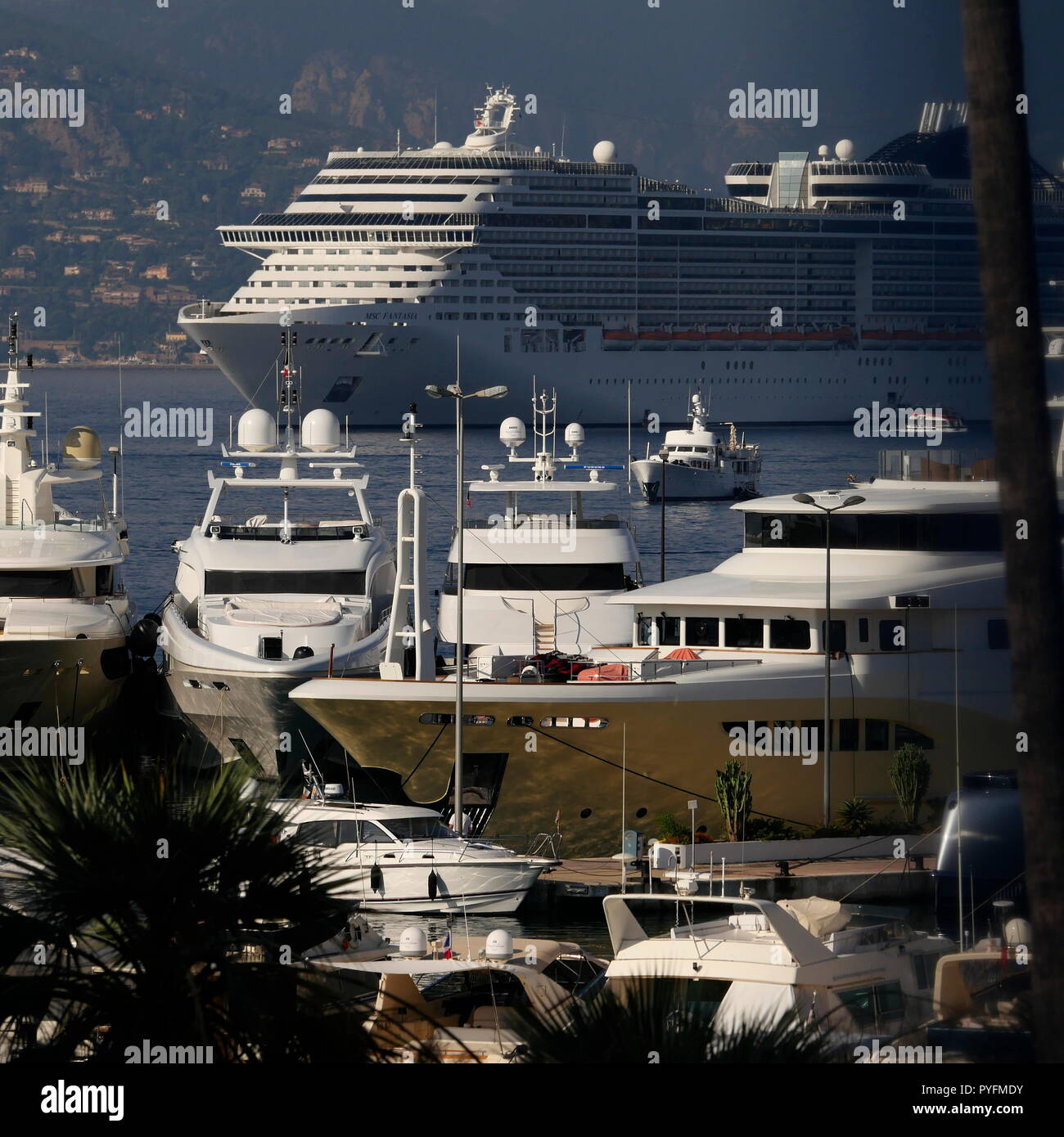 AJAXNETPHOTO. En 2018. CANNES, FRANCE. - Côte D'AZUR RESORT - À L'OUEST À TRAVERS LA BAIE DE CANNES AVEC SUPER YACHTS ET VEDETTE À MOTEUR AMARRÉ À PORT PIERRE CANTO MARINA avant-plan, le bateau de croisière MSC FANTASIA est ancré dans la baie. PHOTO:JONATHAN EASTLAND/AJAX REF:182509 GX8  571 Banque D'Images